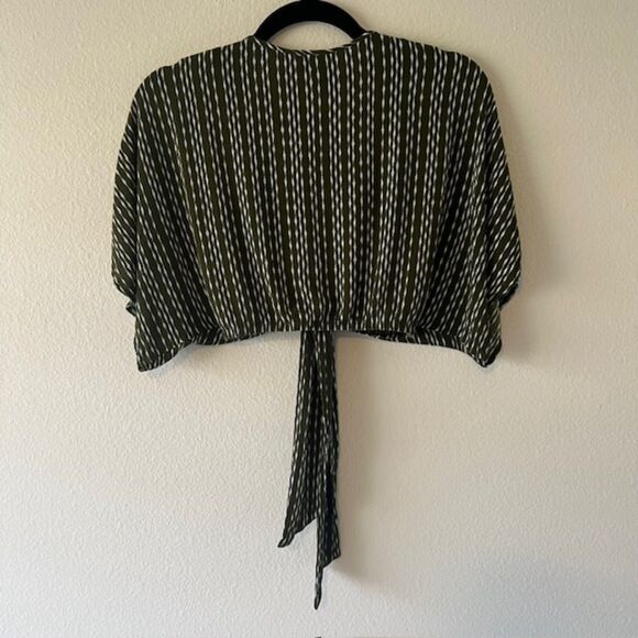 Windsor Short Sleeve Tie Front Crop Top Size S Green White Pattern - Picture 2 of 4